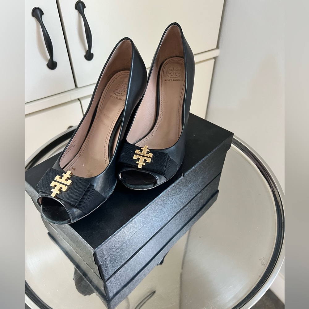 Tory Burch black leather wedge - 8M